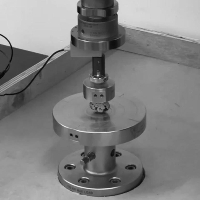 Instron 拉压测试设备照片