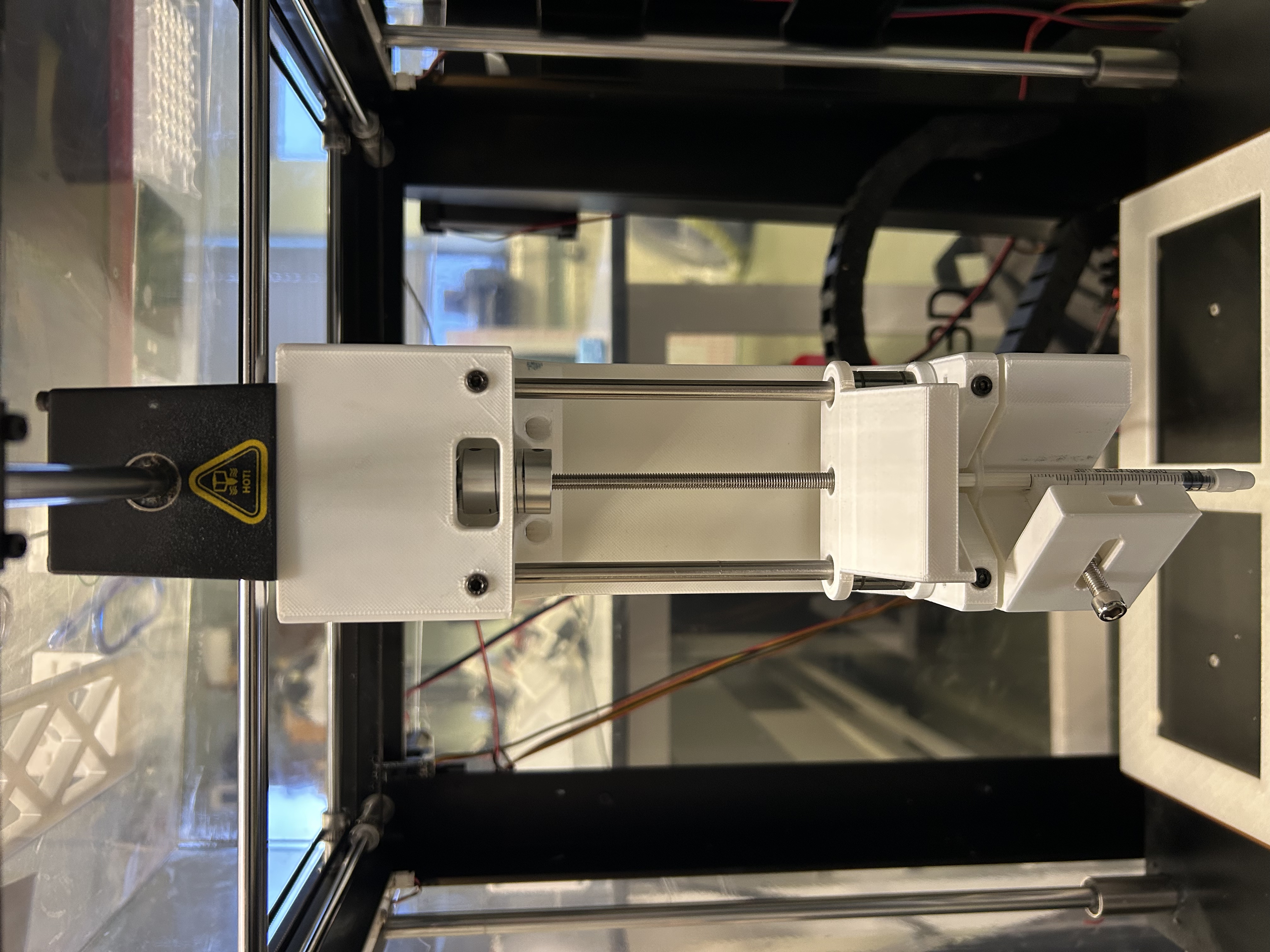 安装在平台上的注射器 U 轴实物照片