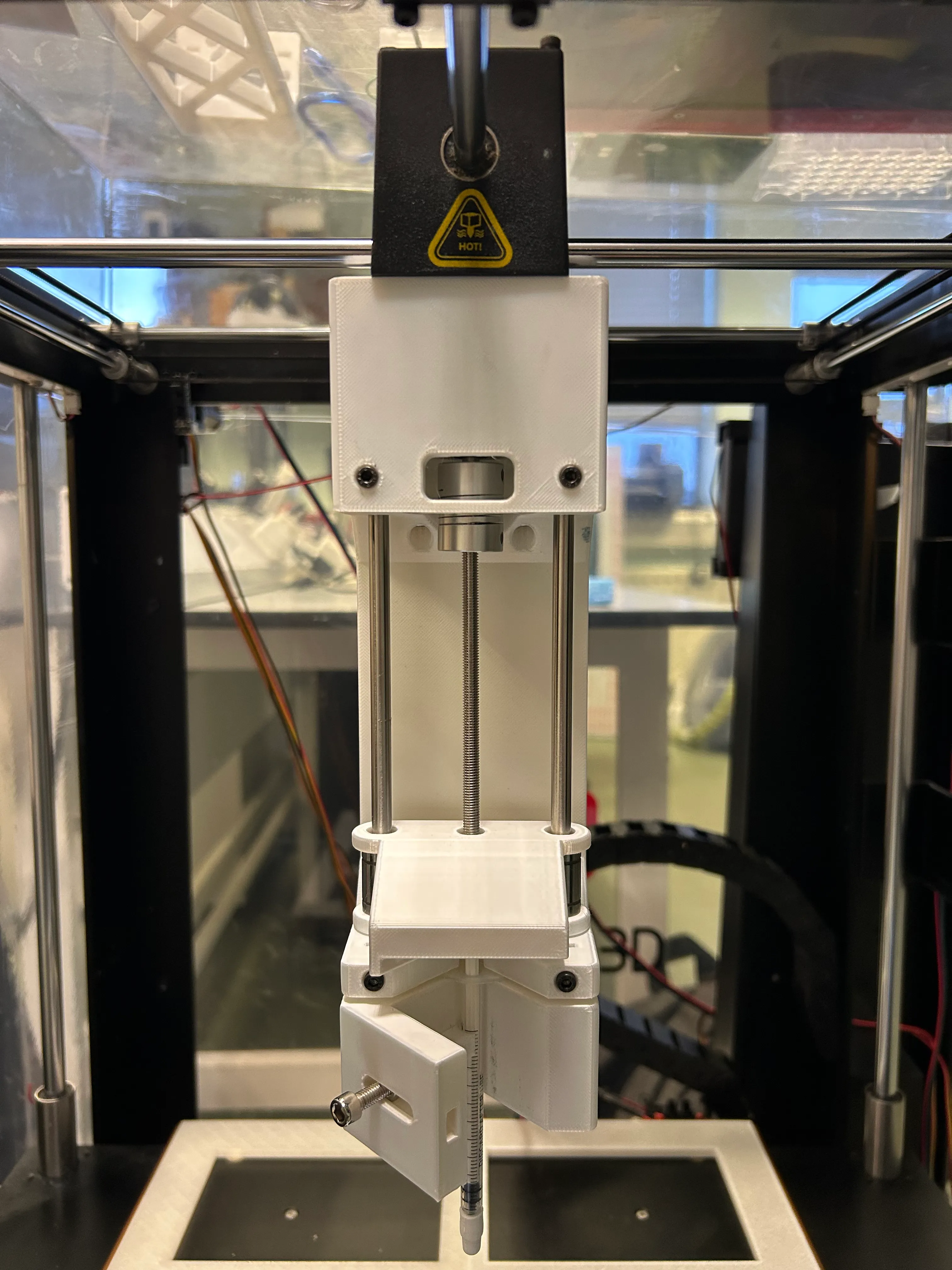 安装在平台上的注射器 U 轴实物照片